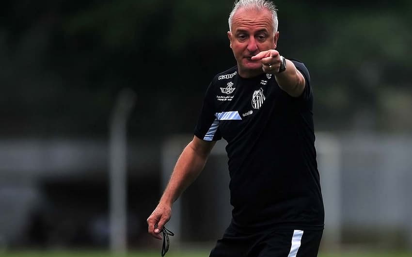 Dorival Júnior completa marca histórica à frente do Santos