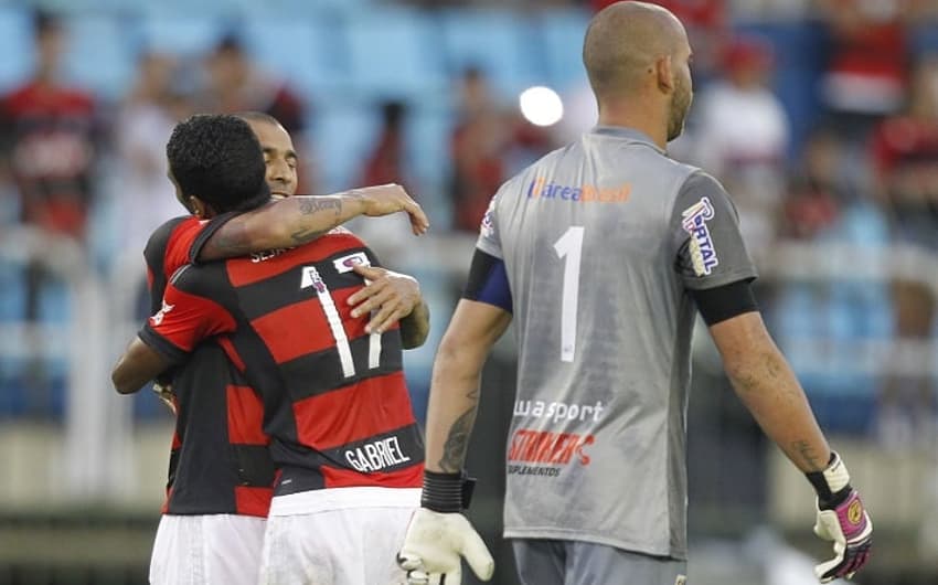 Gabriel ganha abraço de Sheik (Gilvan de Souza/Flamengo)