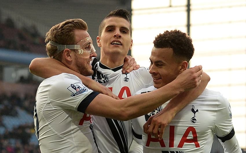 Kane comemora gol do Tottenham sobre Aston Villa