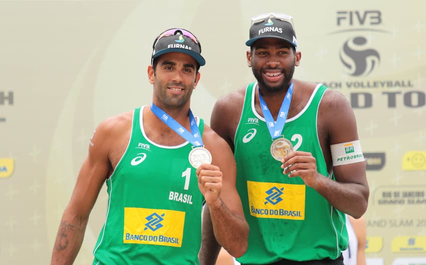 Pedro Solberg e Evandro com a medalha de prata (foto:Matheus Vidal/CBV)