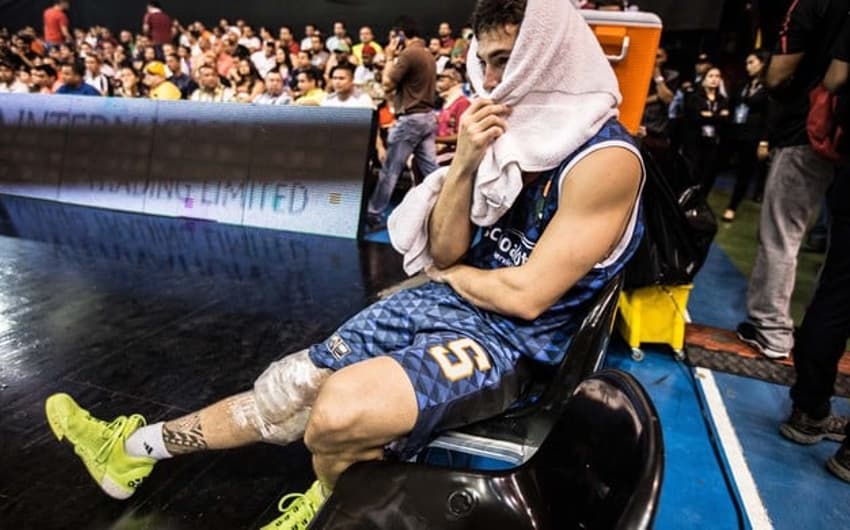 Ricardo Fischer é fotografado com saco de gelo no joelho após lesão (Foto: Caio Casagrande/Bauru Basket)