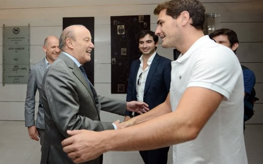 Casillas com o presidente Pinto da Costa (Foto: Divulgação)