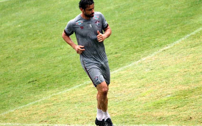 Fred participou da atividade física desta quarta nas Laranjeiras (Foto: Nelson Perez / Fluminense F. C.)