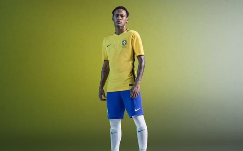 Neymar posa com a nova camisa da Seleção (Foto: Divulgação)