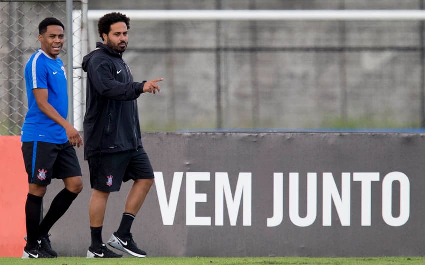Elias e o fisioterapeuta Caio Mello, em treino do Corinthians (Foto: Daniel Augusto Jr)