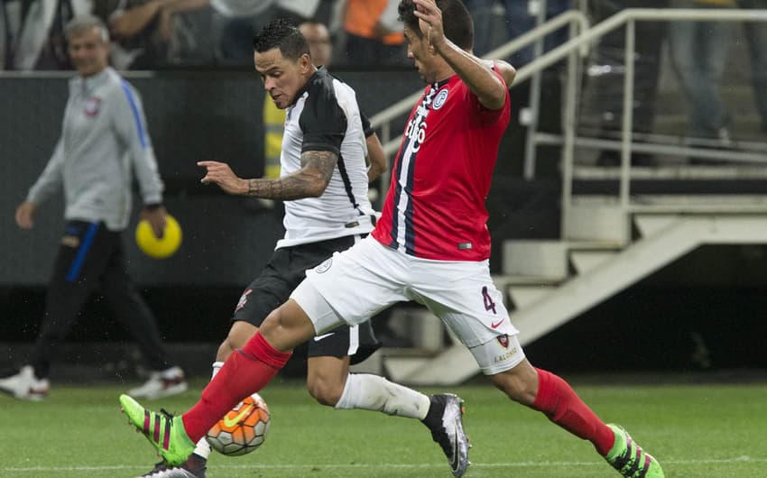 Giovanni Augusto, na imagem em atuação contra o Cerro, tem 12 jogos como titular do Corinthians&nbsp;
