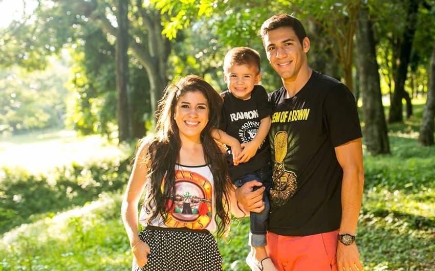Balbuena, sua mulher Adriana e o filho Lucas, com camisas de bandas de rock (Foto: Reprodução)