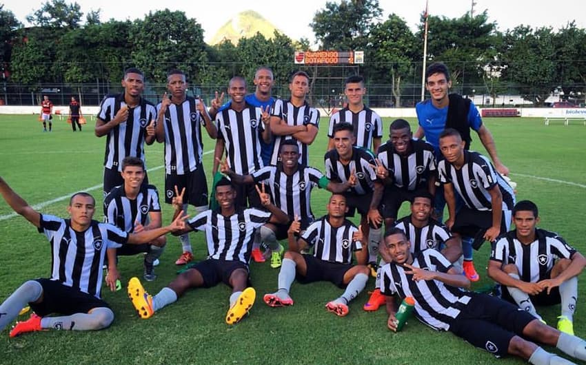 Jogadores alvinegros comemoram vitória sobre Flamengo