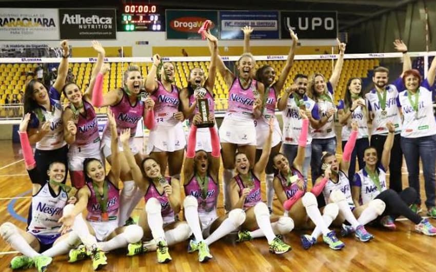 Jogadoras do Nestlé Araraquara comemoram o título da Superliga Feminina B  (Célio Messias/Inovafoto/CBV)