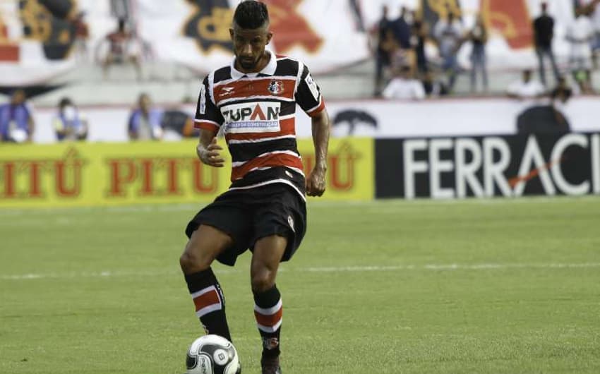 Atualmente no Santa Cruz, Léo Moura entrou na Justiça cobrando horas extras do Flamengo