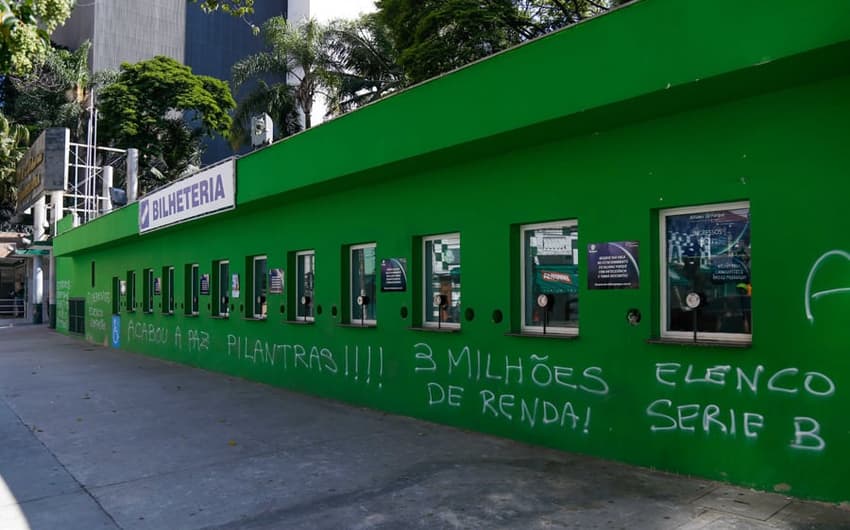 Muro do Allianz Parque amanhece pichado