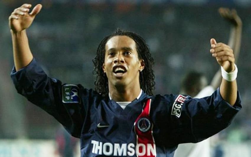 Ronaldinho em ação com a camisa do PSG
