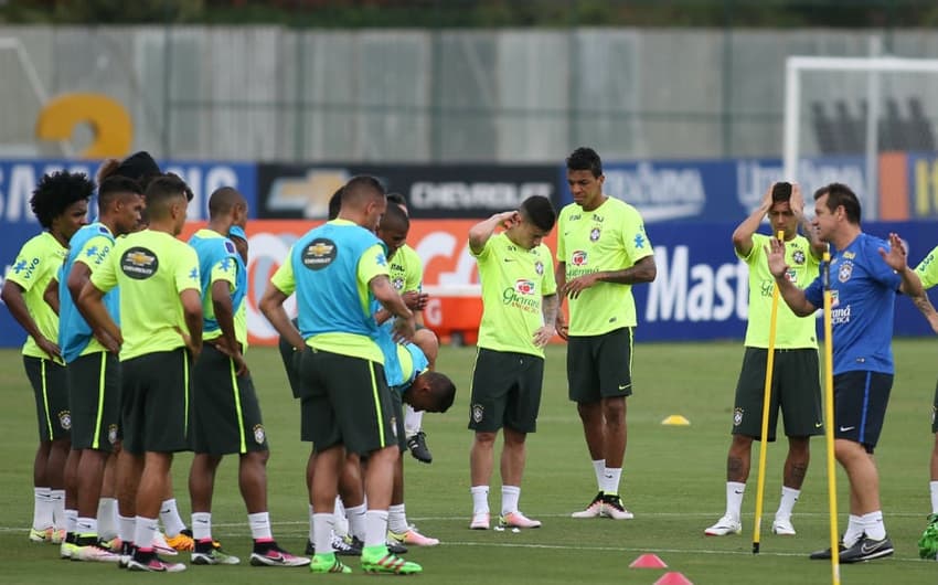 Dunga conversa com jogadores no treino da Seleção Brasileira (Foto: Lucas Figueiredo/Mowa Press)