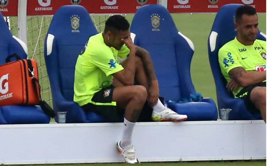 Neymar ficou no banco após o treino desta quarta-feira (Foto: Lucas Figueiredo/Mowa Press)