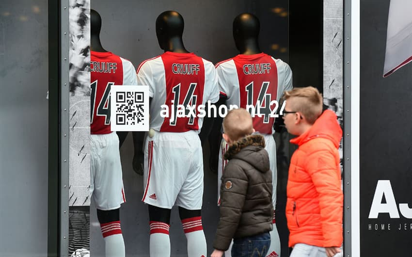 Loja do Ajax faz homenagem a Cruyff