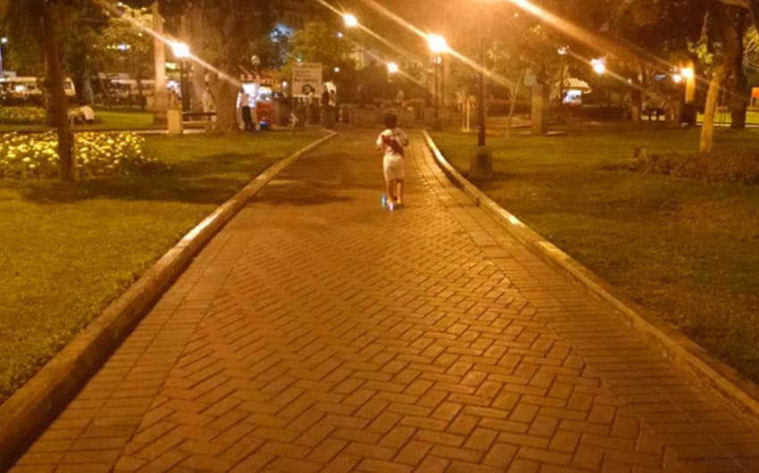 Pequenos Guerreros se divertem em praça antes do jogo começar em Lima