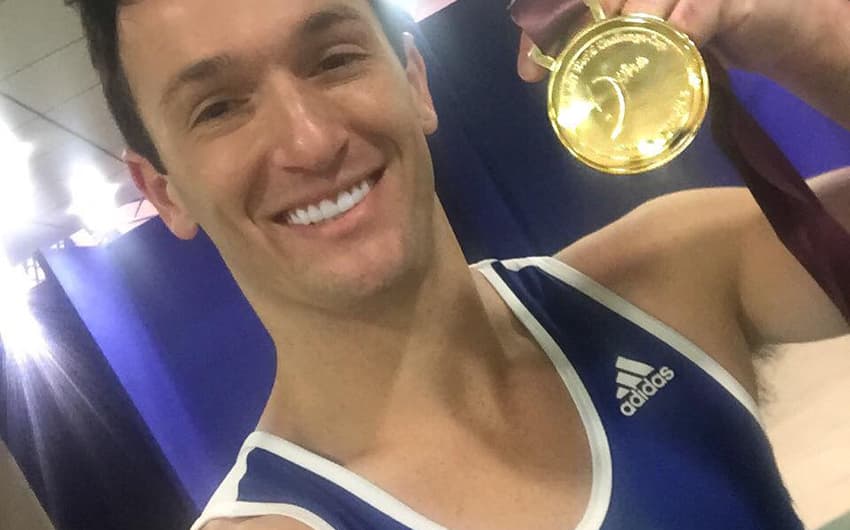 Diego Hypolito exibe medalha de ouro conquistada em Doha (Foto: Reprodução/Facebook)
