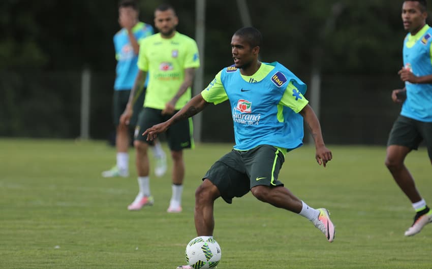 Treino Seleção Brasileira - Douglas Costa (foto:Lucas Figueiredo / MoWA Press)