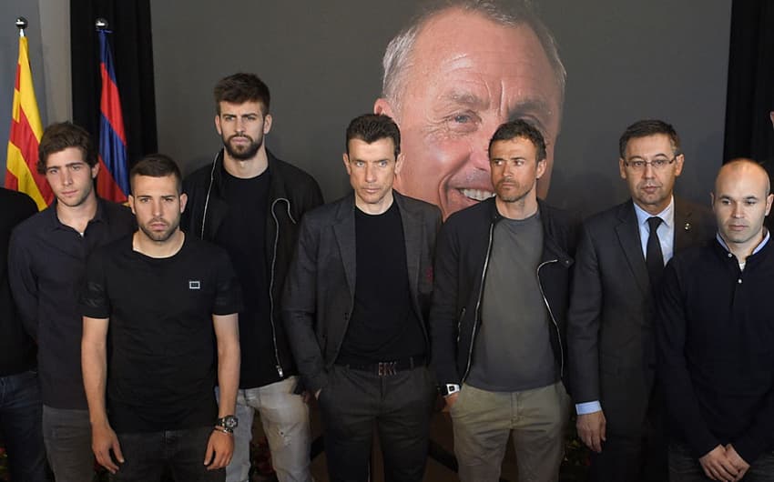 Elenco do Barcelona vai ao Memorial de Cruyff