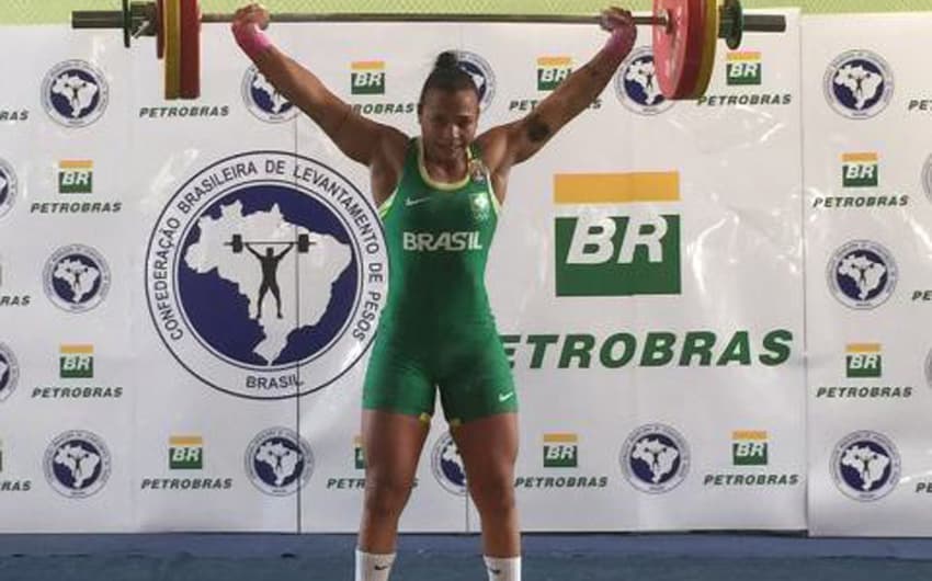 Atleta do levantamento de peso Jaqueline Ferreira