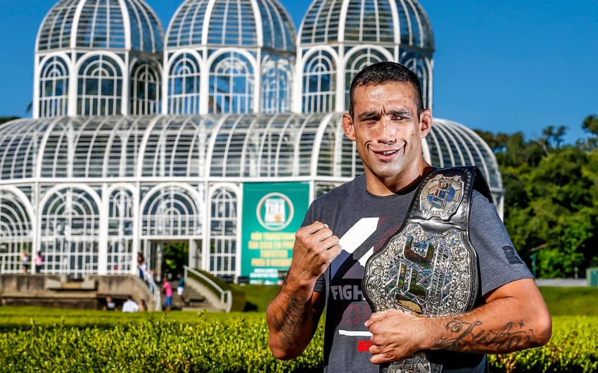 Astros do UFC 198 fazem fotos promocionais para evento histórico em Curitiba (FOTO: Divulgação/Inovafoto)