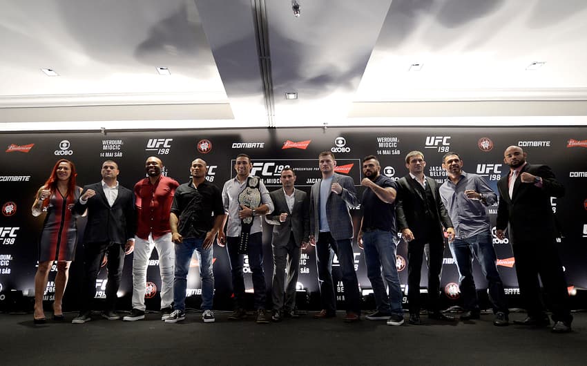 Astros do UFC 198 posam para foto promocional do evento que acontece no dia 14 de maio (FOTO: Divulgação/Inovafoto)