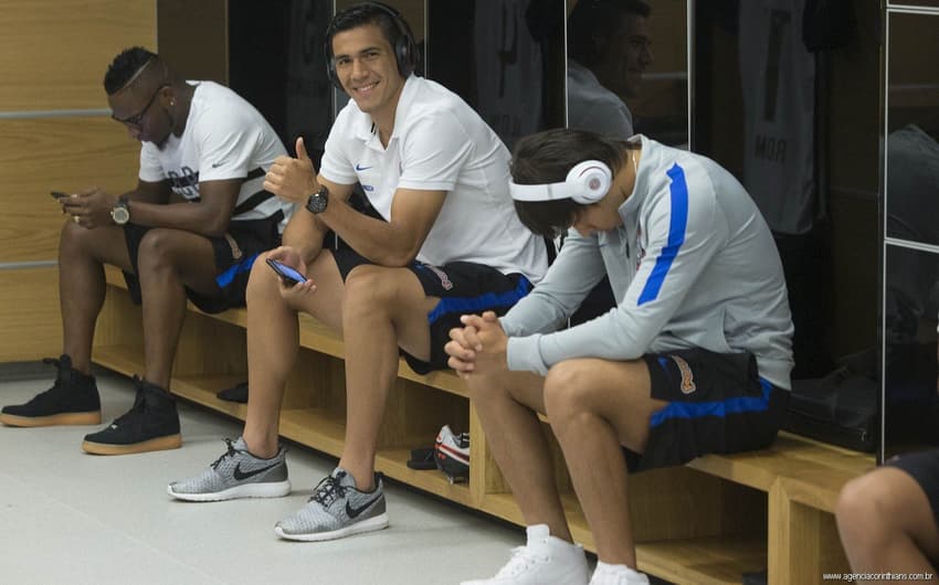 Jogadores do Corinthians no vestiário da Arena, antes de partida (Foto: Daniel Augusto Jr)
