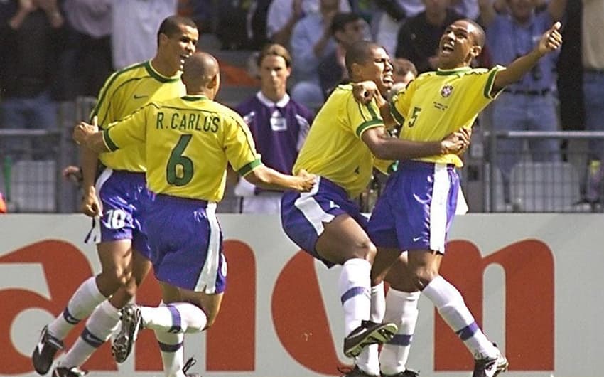 César Sampaio comemora ao marcar o 1º gol do Brasil contra a Escócia na Copa-98