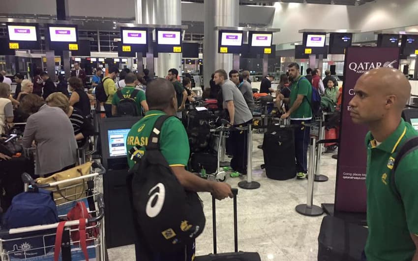 Seleção Brasileira embarcando para o Torneio do Qatar/ Foto: Divulgação CBHb