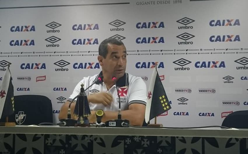 Zinho conversou com os jornalistas após o treinamento desta sexta-feira (Foto: David Nascimento/LANCE!Press)