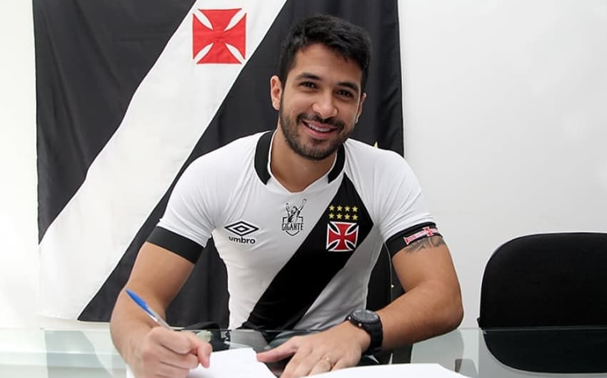 Luan assinou a renovação do contrato com o Vasco nesta sexta-feira (Foto: Paulo Fernandes/Vasco.com.br)