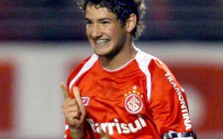 Em 2006, Pato estreou pelo time profissional do Inter com gol na goleada de 4 a 1 contra o Palmeiras