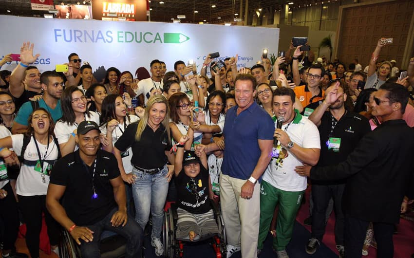 Arnold Schwarzenegger com os atletas de furnas Cátia Portilho, Wallace e Davizinho, durante a quarta edição do Arnold Classic Brasil, no Rio de Janeiro