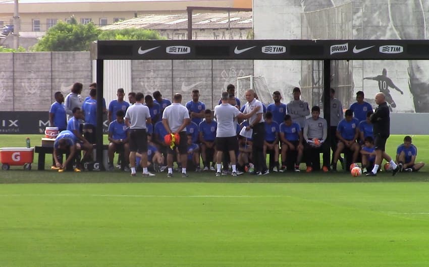 Grupo do Corinthians reunido antes do treino desta segunda-feira (Foto: Reprodução)