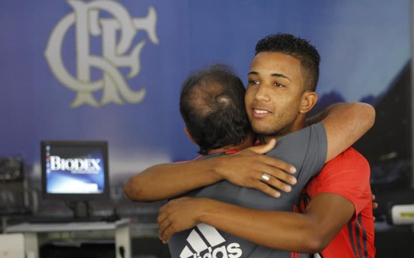 Jorge ganha abraço de Muricy Ramalho (Gilvan de Souza/Flamengo)
