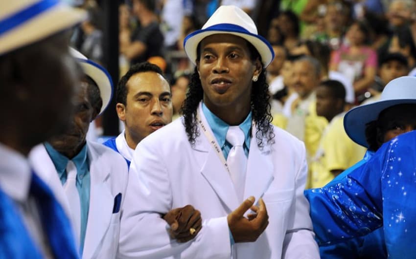 Ronaldinho Gaúcho é um dos grandes sambistas da bola dos últimos anos. Onde tem festa e música, lá está Gaúcho
