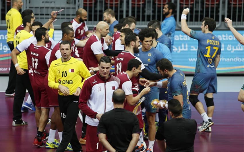 Jogadores das seleções do Brasil e do Qatar se cumprimentam / Foto: Qatar Handball Association