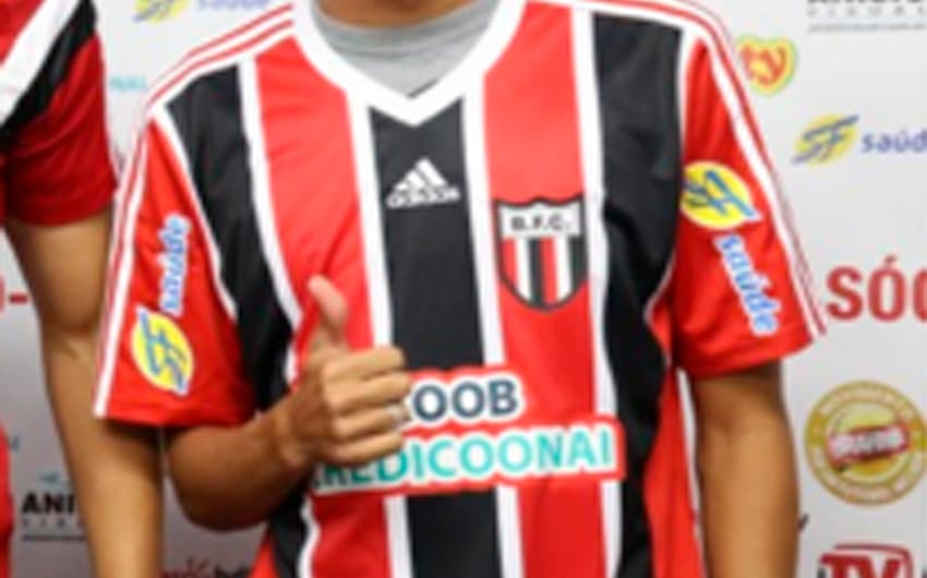 O meia Diego Cristiano Evaristo marcou três gols pelo Botafogo-SP. Ele tem 23 anos e seu contrato vence no dia 30 de maio de 2016