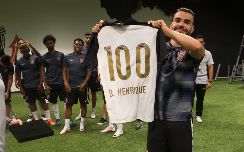 Bruno Henrique foi homenageado pelos 100 jogos pelo Corinthians (Foto: Daniel Augusto Jr)