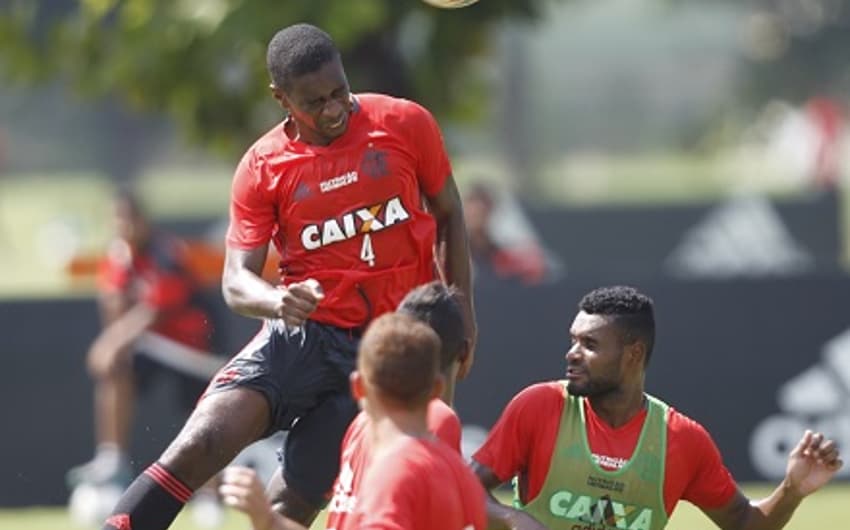 Juan em treino tático do Flamengo (Gilvan de Souza/Flamengo)