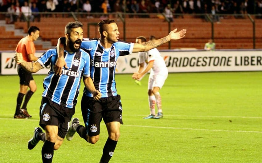 Grêmio derrota a LDU e garante vaga nas oitavas de final