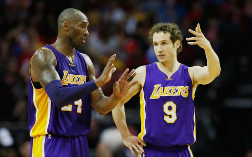 Em 2015, Kobe Bryant teve a companhia do brasileiro Marcelinho Huertas no Lakers