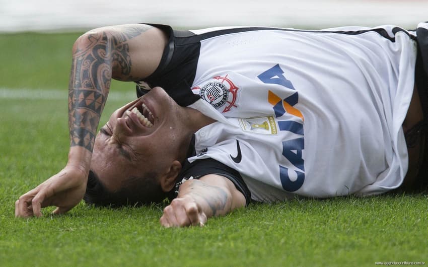 Giovanni Augusto sentiu dores ainda no primeiro tempo da partida (Foto: Daniel Augusto Jr/Ag.Corinthians)