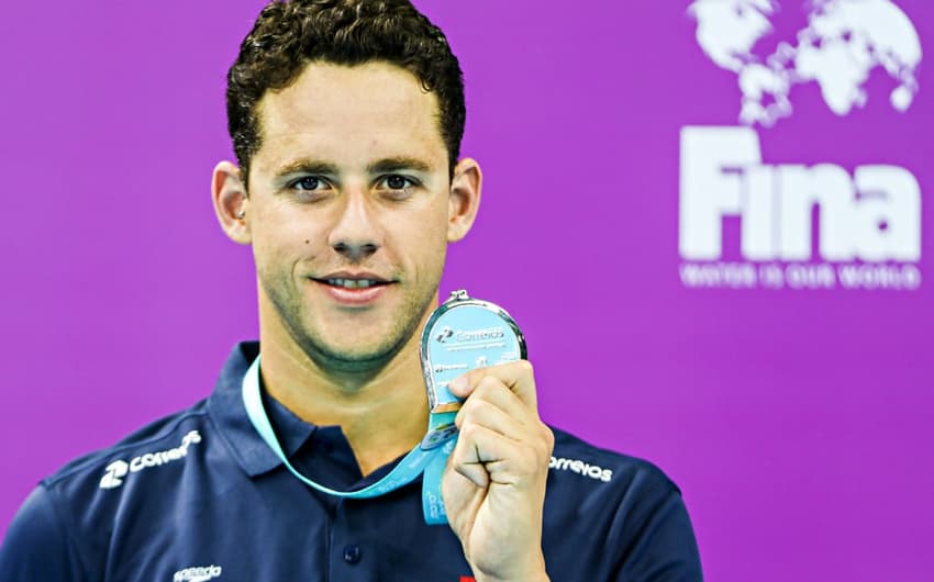 Thiago Pereira com a medalha no Maria Lenk