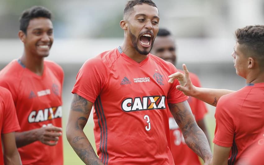 César Martins não treinou com bola (Gilvan de Souza / Flamengo)