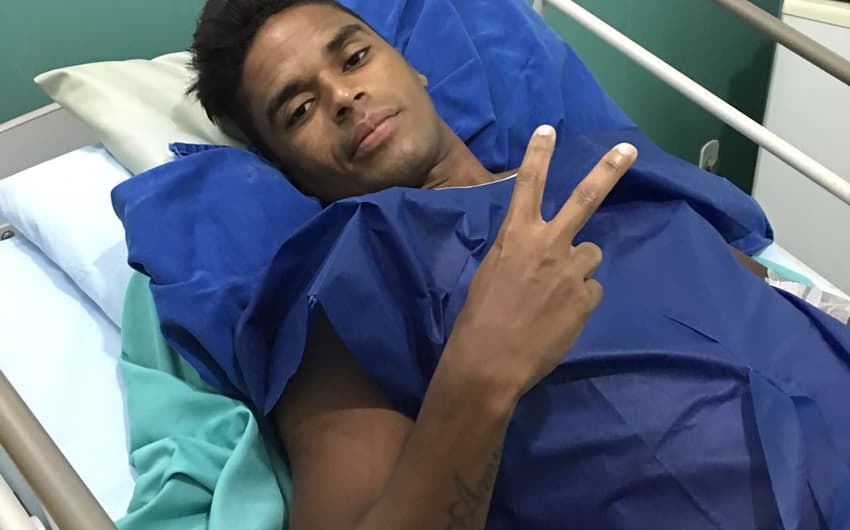 Almir, meia do Bangu, após cirurgia no joelho (Foto: Divulgação/SMG)