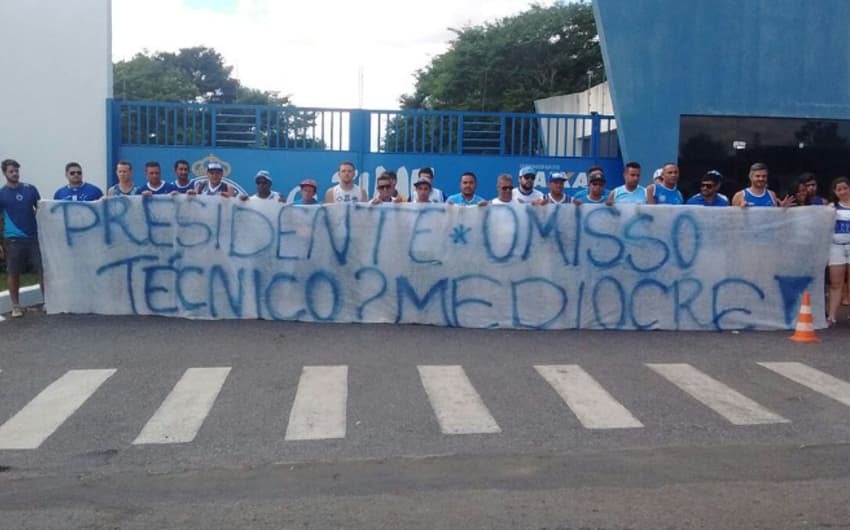Torcedores do Cruzeiro fazem protesto na Toca da Raposa