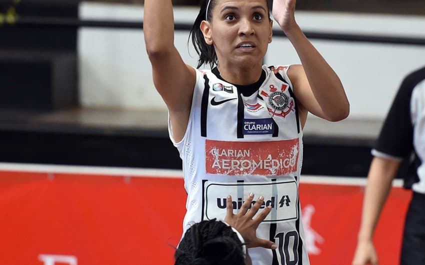 Barbara, armadora da equipe do Corinthians/Americana (Foto: Gaspar Nóbrega/Inovafoto)