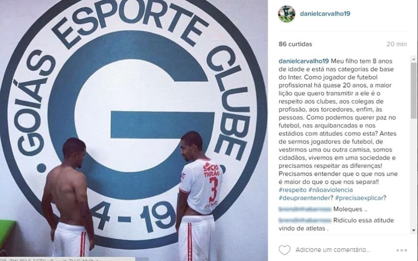 Jogadores do Vila Nova supostamente urinando em escudo do Goiás (Foto: Reprodução / Instagram)