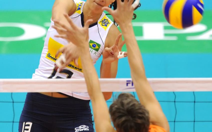 Sheilla faturou duas medalhas de ouro olímpicas com o vôlei brasileiro